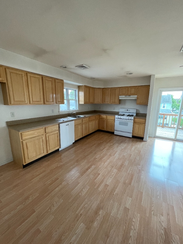 Building Photo - 302 Bartram Ave Unit 1Fl