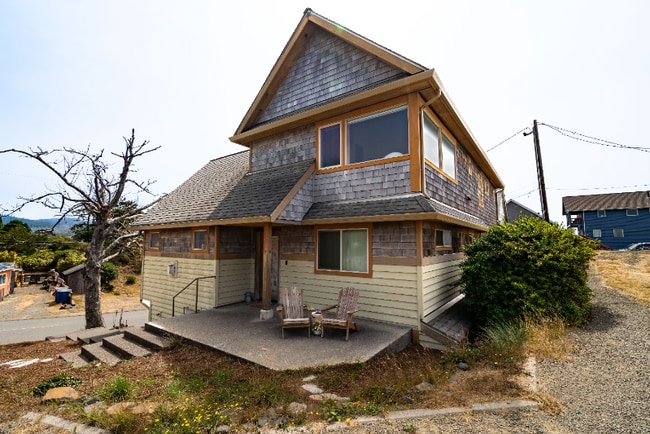 Photo - 1025 NW Inlet Ave