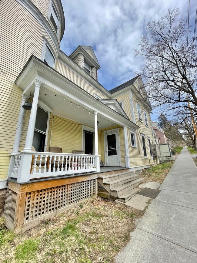 Photo - 3 Bedroom Apartment Superior Location South End of Burlington VT Available between 6/5-6/15 Unidad 2