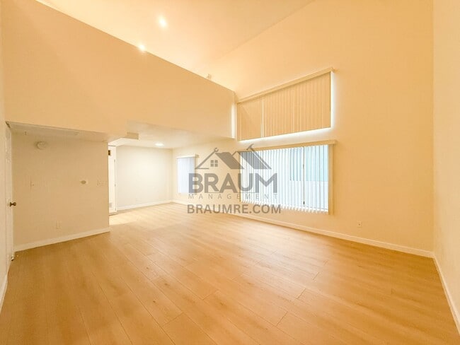 Photo - 5245 Riverton Ave Unit 205