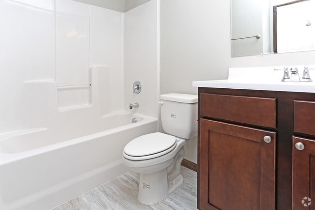 2BR, 2BA - 882 SF