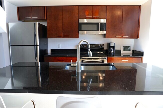 Kitchen - 555 Berrien St Unit N