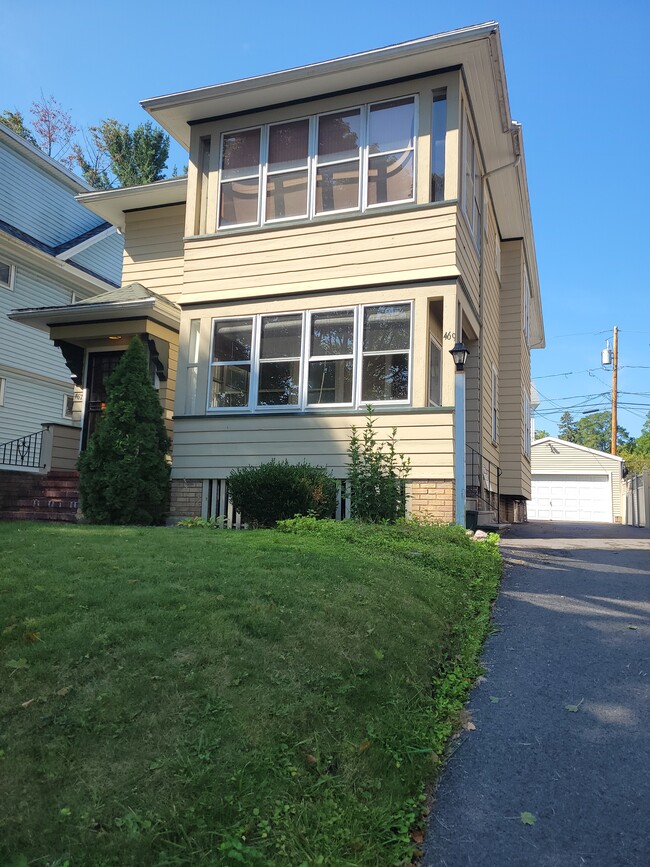 Right side entrance, to downstairs apartment - 469 Maplewood Ave Apartamentos Unidad 469 Maplewood Ave