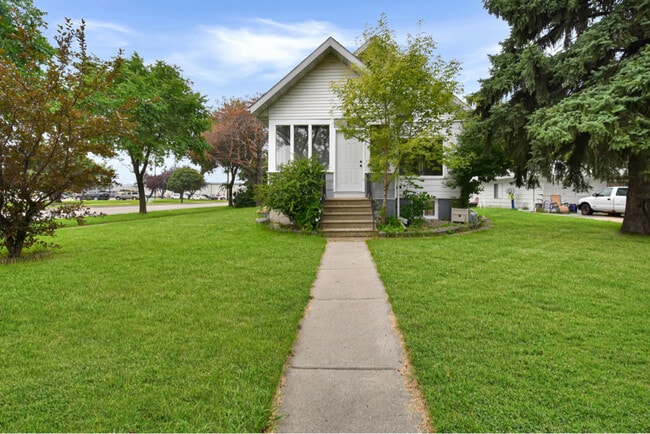 Building Photo - 702 26th St N Unit 2