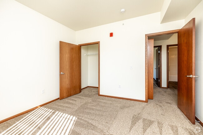 2BR, 1BA - 949 SF