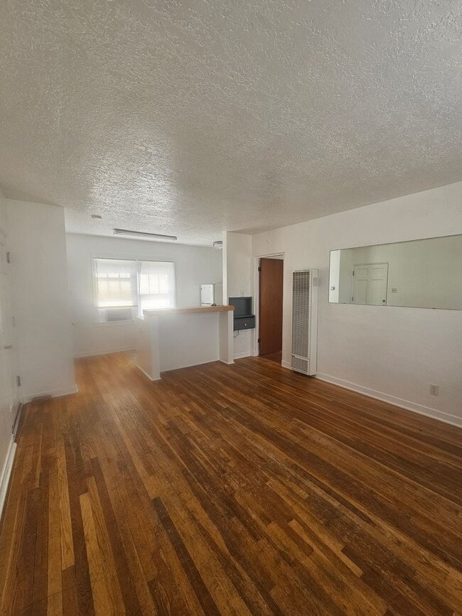 Building Photo - UNIVERSITY Unit B Rental