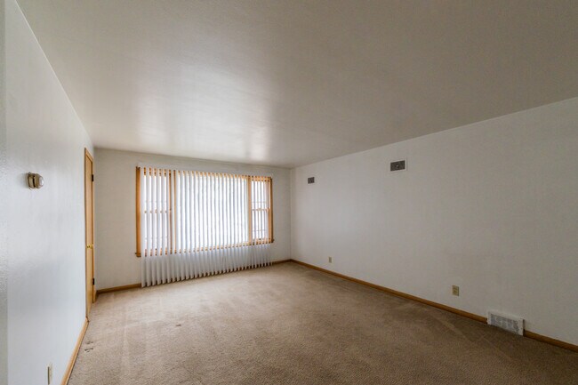 Livingroom - 3061 S 72nd St Unit # 3