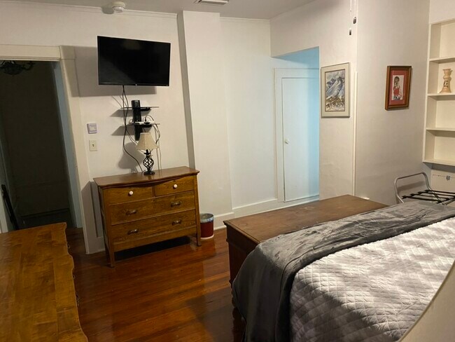 C penthouse master bedroom TV - Deland Marigold