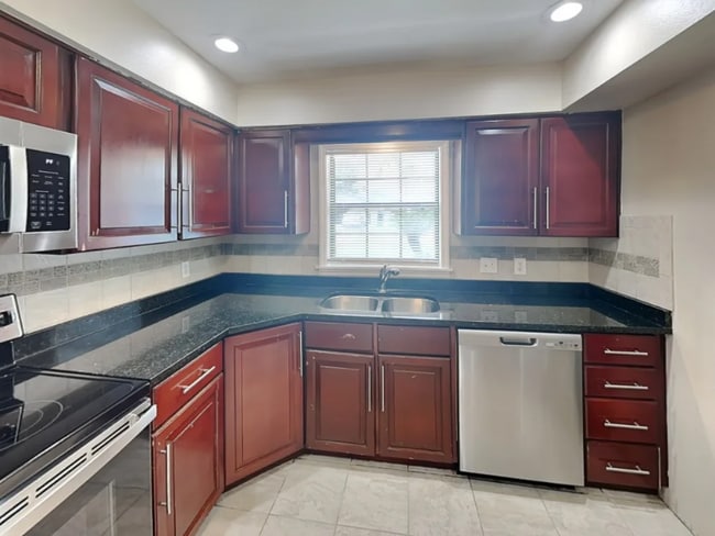 Photo - 902 Sunshine Way SW