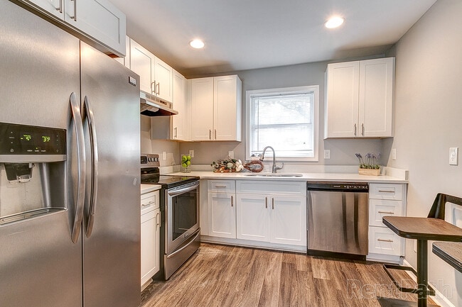 Photo - 1760 Memorial