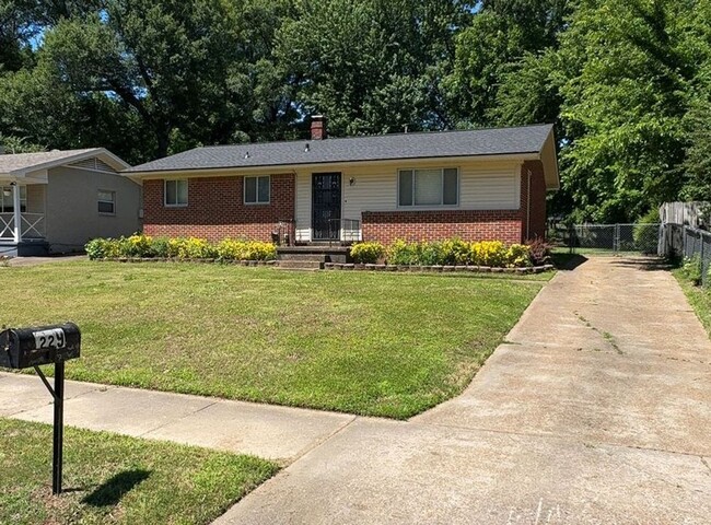 Building Photo - Newly Renovated Home in East Memphis