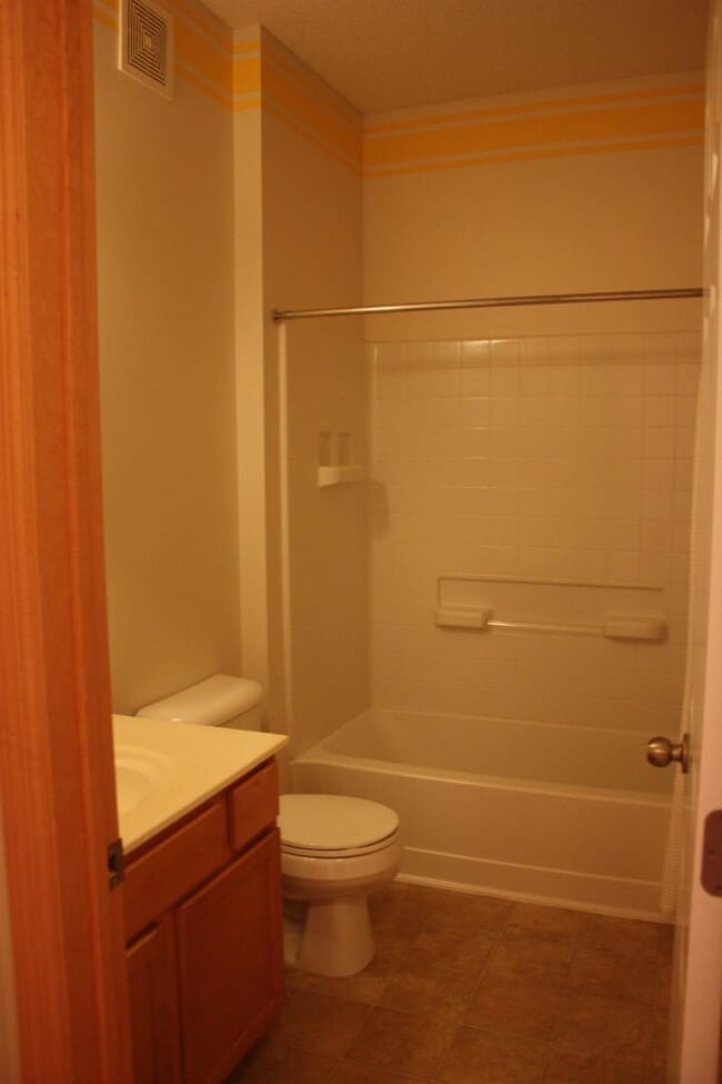 Building Photo - 711 Willow Glen Dr