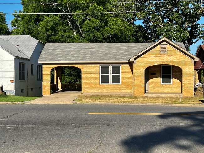 Cozy 3-Bedroom House on Linwood Ave. - Cozy 3-Bedroom House on Linwood Ave.