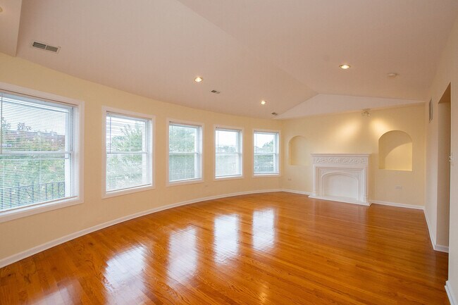 Photo - 7554 N Claremont Ave Unit 2
