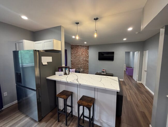 Kitchen with peninsula and full-size fridge/freezer - 3932 Vinceton St.