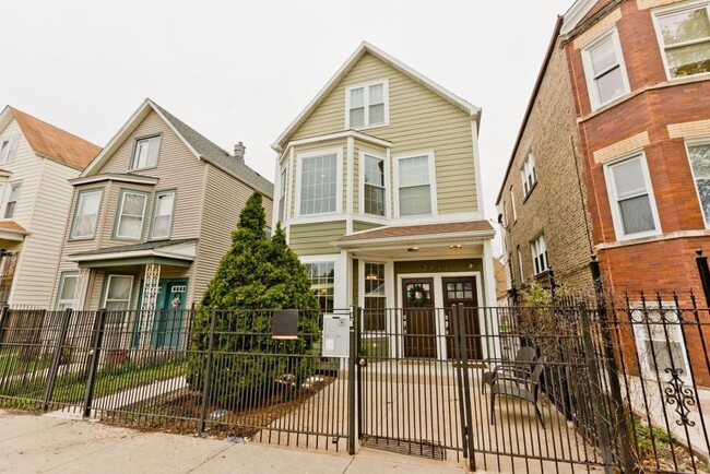 2 bedroom in Chicago IL 60618 - 2 bedroom in Chicago IL 60618 Unidad 1 Rental