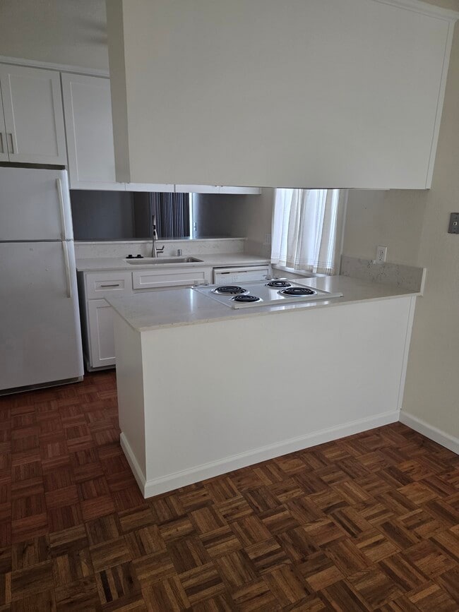 Newly renovated 1 bdrm apt in perfect down town location. W/D on site, small patio, gas log firepla - 718 13th St Unit Cress 4 plex