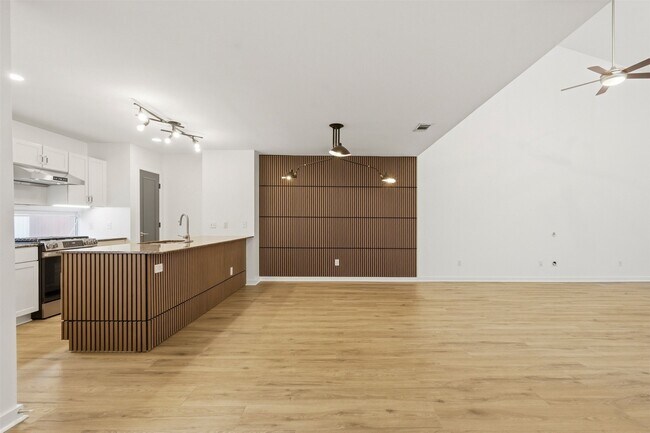 Photo - 6121 Gehring St