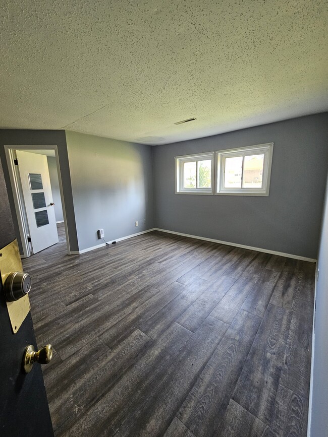 Building Photo - 2330 E Locust St Unit 204 Rental