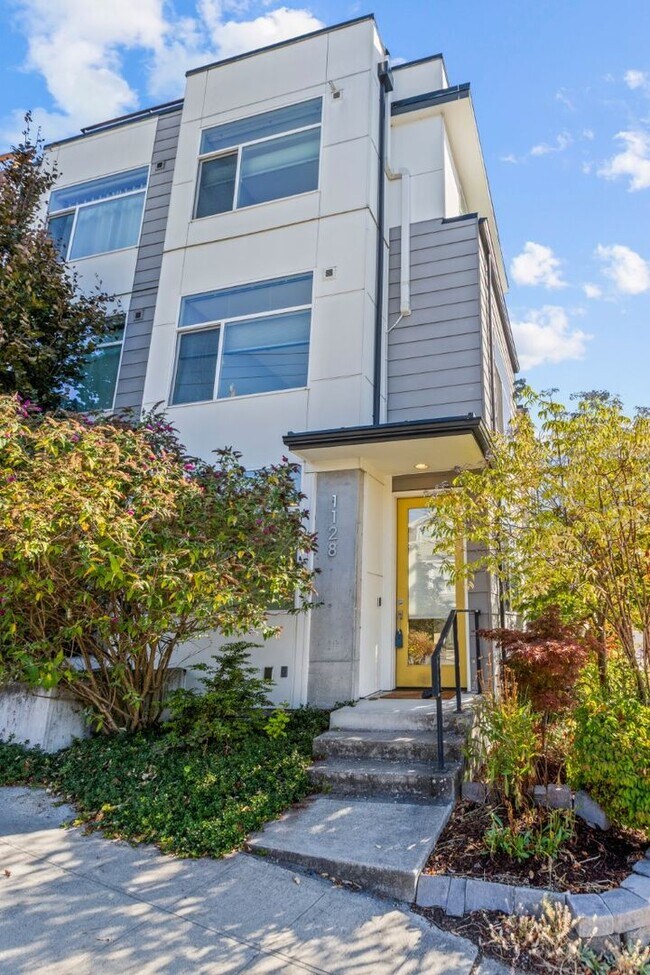 Building Photo - 2Bd/1.75Ba Seattle Townhouse