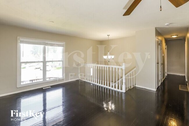 Photo - 521 Fairlane St