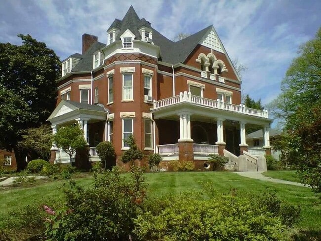 Building Photo - 1415 Laurel Ave Unit 17