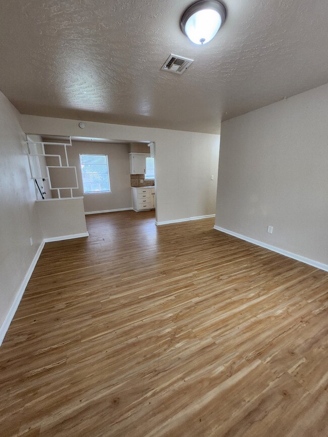 Photo - 729 Hedge Dr