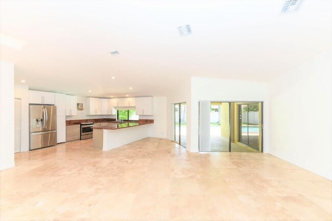 Photo - 330 NE 26th St