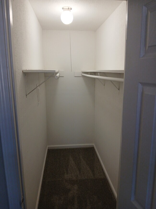 605 Sq. Ft. 1x1 Walkin Closet