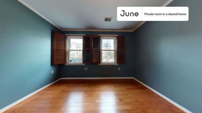Room in Shared 7 bed/4 bath home in Southwest Waterfront