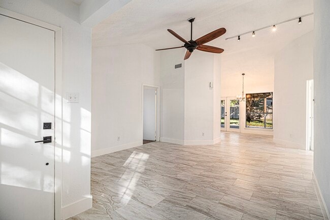 Photo - 1019 W Brompton Dr