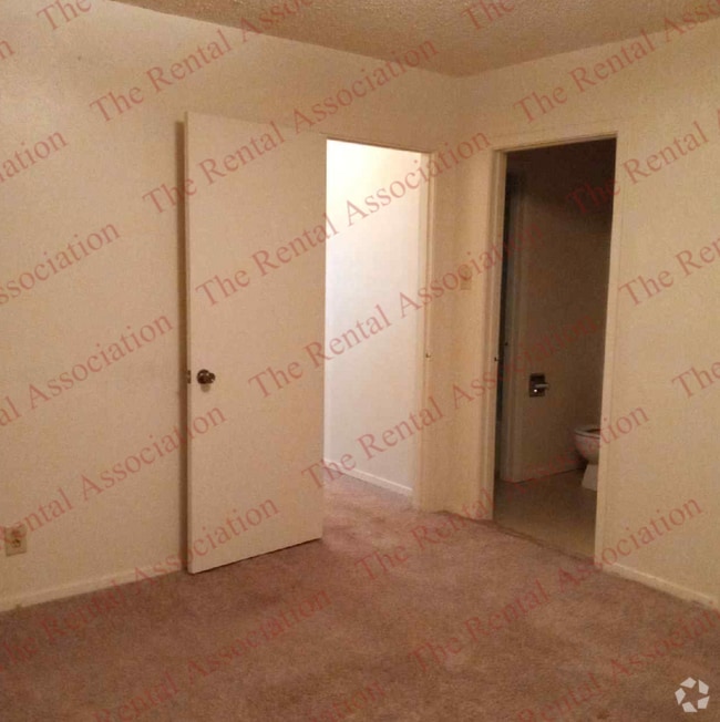 Building Photo - 60 W Elmwood Dr Rental