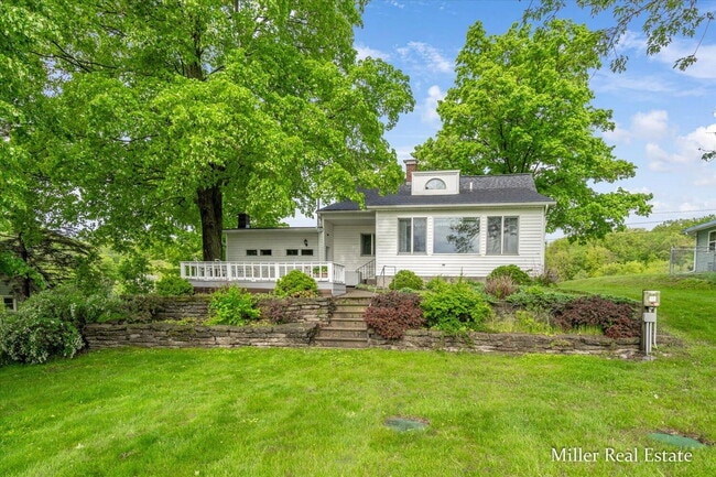 Photo - "Charming 3-Bedroom Lakehouse retreat with Spacious 2128 Sq Ft Layout in Hastings, MI!"