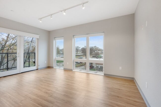 Arabella: 200 W 1st St - Cedar Falls