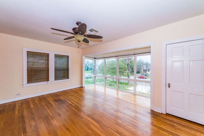 Photo - 2-BEDROOM MONTICELLO PARK DUPLEX - UPSTAIRS UNIT Unit 2218-M