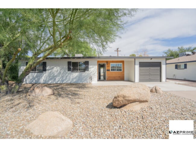 Photo - Welcome To This Remodeled 3/2 Midtown Phoe...
