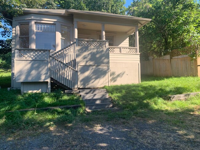 3 Bed, 1 Bath, Close to WWU - - 3 Bed, 1 Bath, Close to WWU - House