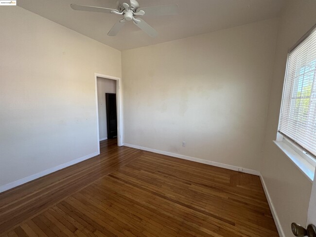 Building Photo - 3244 Ellis St Unit #C Rental