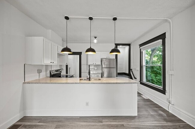 Building Photo - 945 E Whittier St Rental