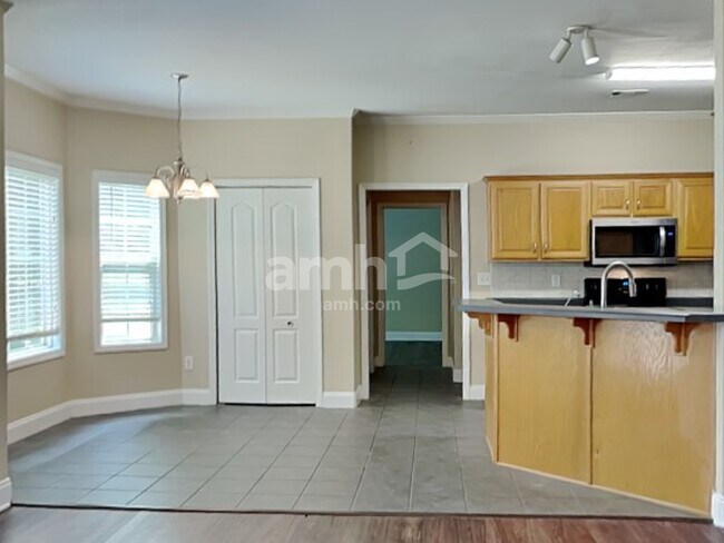 Photo - 712 Gatwick Ct