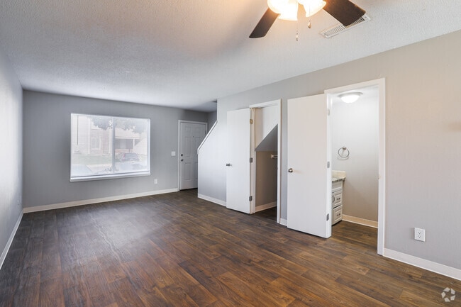 2BR, 2BA - 916SF - Park Meadows