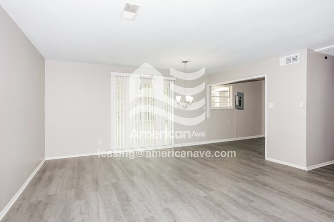 Photo - 618 Yates St NE