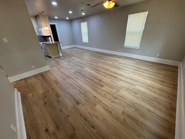 Photo - 505 Fort Clark Dr