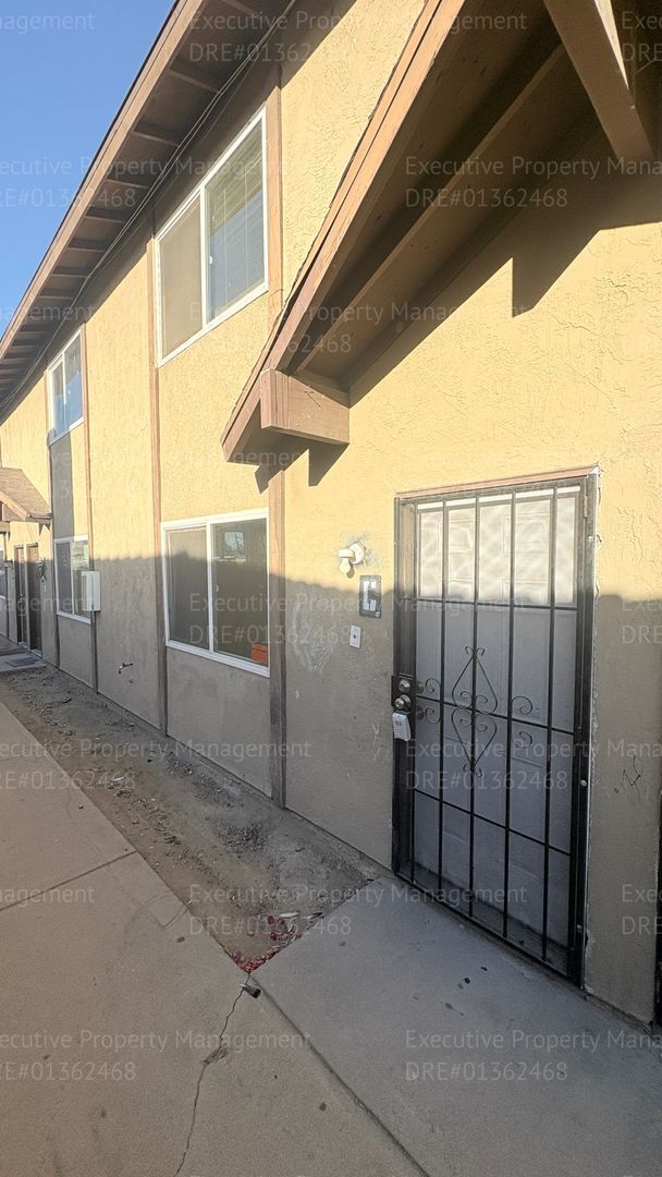 Photo - 2 bedroom 1.5 bathroom townhome near shopping centers and hospital! Located in the 93305 zip code...