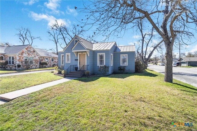 Photo - 803 Bismark St