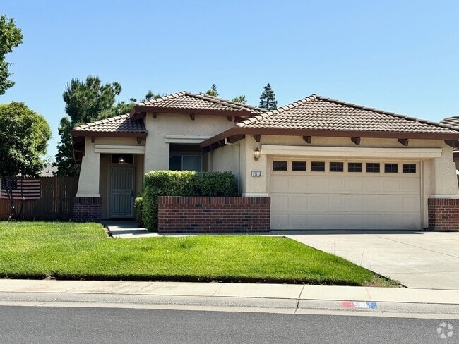 Building Photo - Three Bedroom Two Bathroom Home