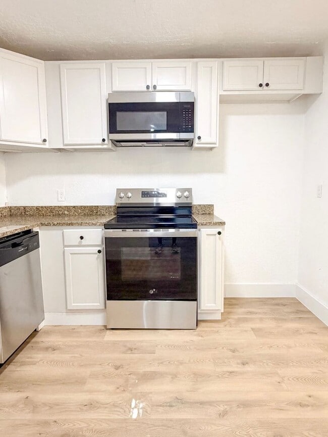 Photo - 1808 NW Kingsbury Ave