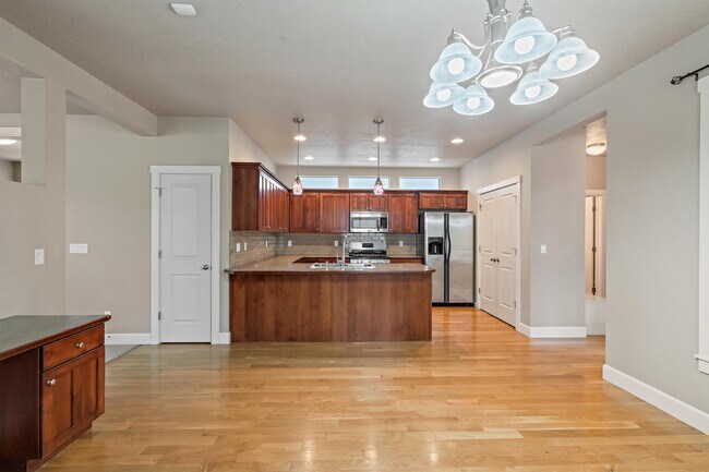 Photo - 470 W Peck St