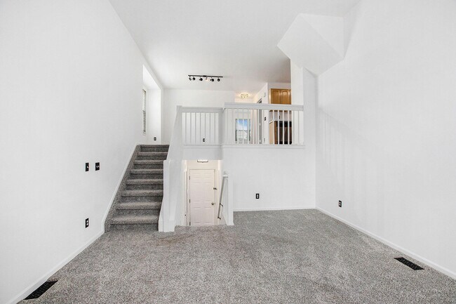 Photo - 1947 Lindsay Ln