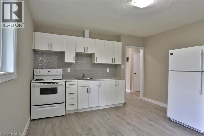 Photo - 240 Duke St E